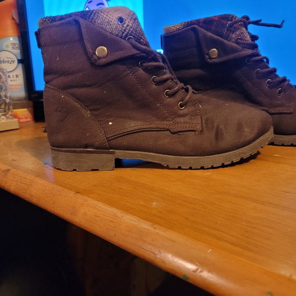 Plaid and brown boots - Picture 5 of 5